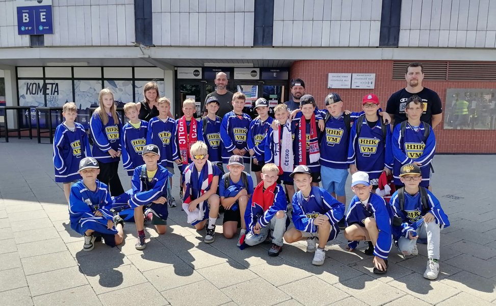 Mladší žáci HHK Velké Meziříčí vyrazili společně fandit na Hlinka Gretzky Cup