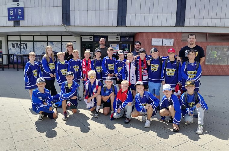 Mladší žáci HHK Velké Meziříčí vyrazili společně fandit na Hlinka Gretzky Cup